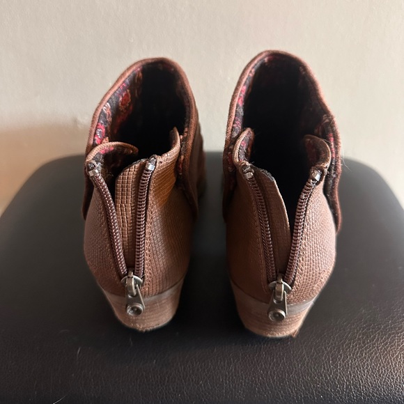 Blowfish booties - Picture 2 of 3